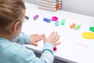 خمیربازی رنگارنگ برای آموزش رنگ ها به کودکان